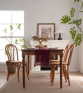 Dettaglio set da pranzo in legno con sedie stile Thonet e tavolo rettangolare in legno