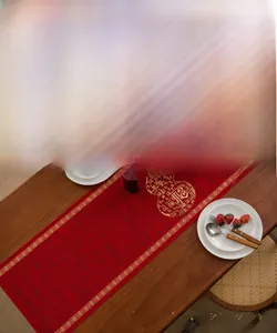 Detail van rode Chinese tafelloper met gouden pompoenpatronen en jacquard geweven stof