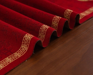Detailopname van rode Chinese tafelloper met zijden textuur en gouden randen