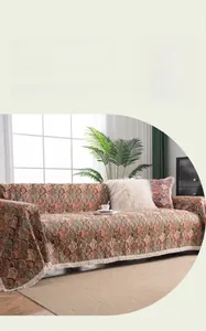 Détail d'une housse de canapé jacquard avec motifs floraux rétro et bords à franges
