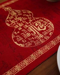 Detailweergave van de rode feestelijke tafelloper met gouden pompoen jacquard en福