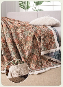 Détail de housse de canapé jacquard vintage avec franges à glands et motifs en éventail