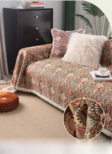 Détail de housse de canapé rétro avec tissage jacquard et bordure décorative à glands