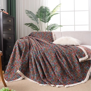Copridivano vintage verde jacquard con motivo floreale, trama spessa e frange bianche
