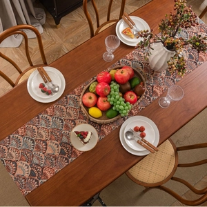 Retro jacquard table runner with vintage ginkgo leaf pattern and elegant tassels