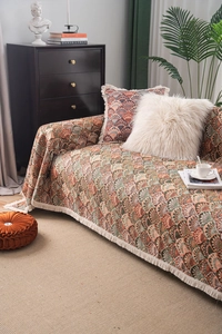 Détail du jeté de canapé jacquard bohème avec motifs vintage et franges blanches