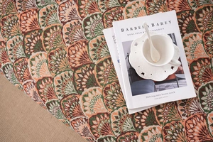 Détail d'une housse de canapé en jacquard bohème aux motifs ethniques complexes