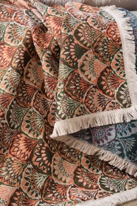 Gros plan du tissu jacquard épais pour canapé avec motifs floraux et pompons blancs