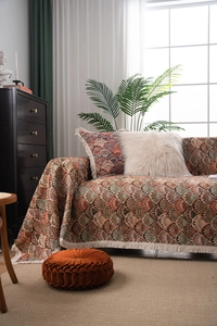 Texture détaillée du jeté de canapé en jacquard avec motif géométrique vintage et franges