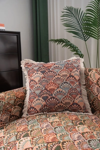 Détail du coussin jacquard rétro à motif de coquille avec franges beiges élégantes