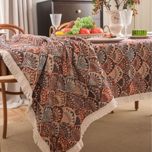 Bohemian jacquard tablecloth with retro shell patterns and elegant fringed edges for dining