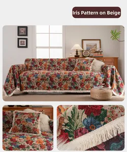 Détail du tissu jacquard à fleurs d'iris et franges crème sur la housse de canapé et coussin