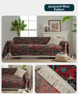 Détail de la housse de canapé jacquard de style Miao avec motifs géométriques et franges