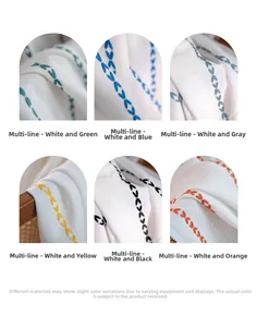 Détail macro de six motifs de broderie chevron colorés sur rideaux en lin