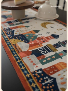 Dettaglio del runner da tavola jacquard con nappe dorate e motivo festivo di moschea