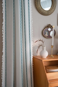 Broderie détaillée et pompons blancs sur tissu de rideau bohème en lin et coton