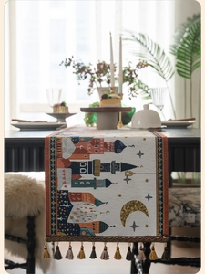 Dettaglio del runner da tavola jacquard con motivo castello e frange decorative