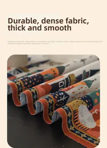 Dettaglio del tessuto jacquard spesso con motivi geometrici e trama resistente per runner