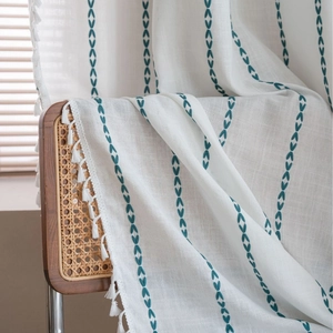 Rideau en lin blanc avec broderie chevrons bleus et détails de franges à pompons chic