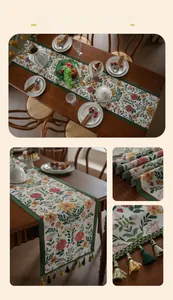 Dettaglio del runner da tavolo floreale con bordo verde e nappine decorative intrecciate