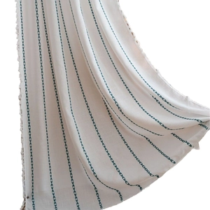 Rideau de style fermette blanche avec broderie rayée verte et bordure à pompons en dentelle