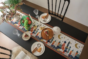 Runner da tavola con motivi architettonici esotici e nappe su tavolo scuro