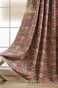 Nahaufnahme von Jacquard-Vorhangstoff mit Vintage-Blumenmuster und weißem Fransenbesatz