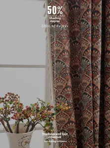 Detail eines Jacquard-Vorhangs im Boho-Stil mit geometrischen Mustern und Fransen