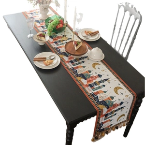 Runner da tavola boho con architettura cartoon e nappe colorate per decorazione tavola