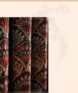 Detail eines Vintage-Jacquard-Stoffs mit dicker Textur und Retro-Blumenmustern