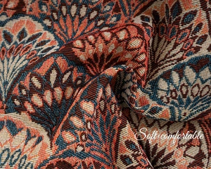 Detaillierte Makroansicht von dickem Jacquard-Stoff mit orange-blauen Mustern