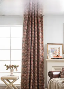 Detail eines Vintage-Jacquard-Vorhangs mit Wellenblattmuster und beigen Fransenrändern