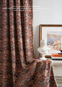 Detailansicht des Jacquard-Stoffs mit 3D-Blumenmuster und eleganten cremefarbenen Quasten