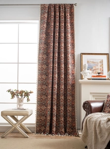 Detail eines Jacquard-Vorhangs mit Fächermuster und eleganten beigen Quasten für Zuhause