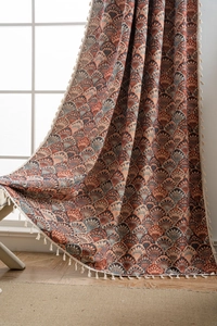 Detail von Jacquard-Vorhängen mit ethnischem Fächermuster und weißen Webfransen