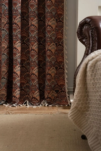 Art Deco Jacquard Vorhang Detail mit orange-blauen Mustern und elfenbeinfarbener Franse