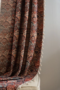 Detail der Art-Deco Jacquard-Strickdecke mit Fransen und geometrischem Muster