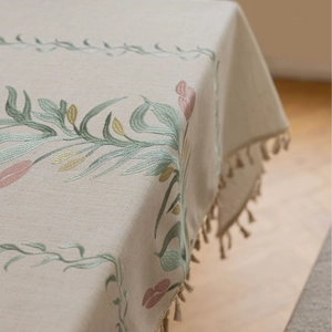 Moderne Leinentischdecke mit Tulpenstickerei und Quastenrändern für Esszimmerdekor