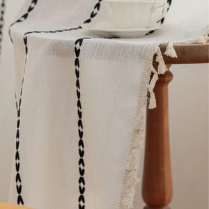Chemin de table bohème en coton et lin avec broderie de cœurs noirs et glands