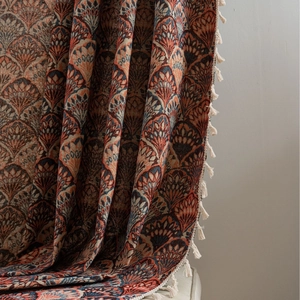 Retro Vorhang mit geometrischem Jacquard-Muster, dicker Textur und eleganten weißen Fransen