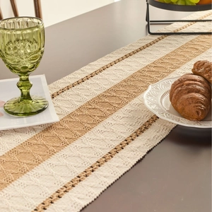 Runner da tavola retrò americano intrecciato a strisce beige con nappe e trama a rombi