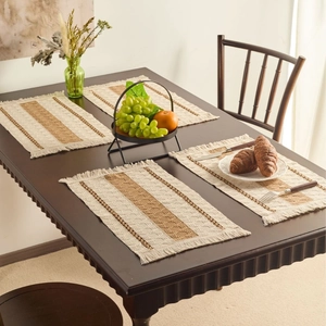 Set di 4 tovagliette americane retrò intrecciate con nappe a righe beige e marrone chiaro