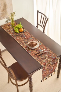Dettaglio del runner da tavolo bohémien jacquard paisley con nappe decorative