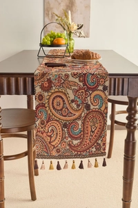 Dettaglio del runner da tavola jacquard paisley con nappe decorative a frange