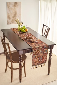 Dettaglio del runner da tavolo jacquard Paisley con eleganti frange a nappa decorative