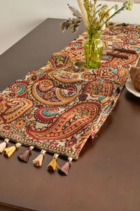 Dettaglio del runner da tavolo jacquard paisley con nappe colorate fatte a mano