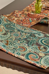 Dettaglio macro del runner da tavola jacquard paisley con trama tessuta e motivi floreali