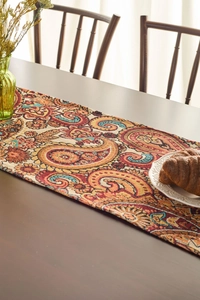 Dettaglio del runner da tavolo jacquard bohémien con motivo paisley e trama etnica