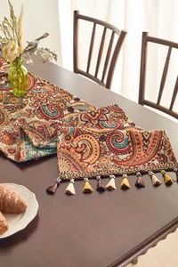 Dettaglio del runner da tavola jacquard etnico con nappe decorative colorate
