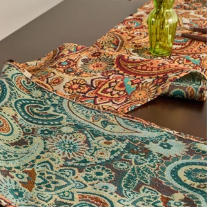 Runner da tavolo etnico bohémien con motivi paisley jacquard e nappine decorative